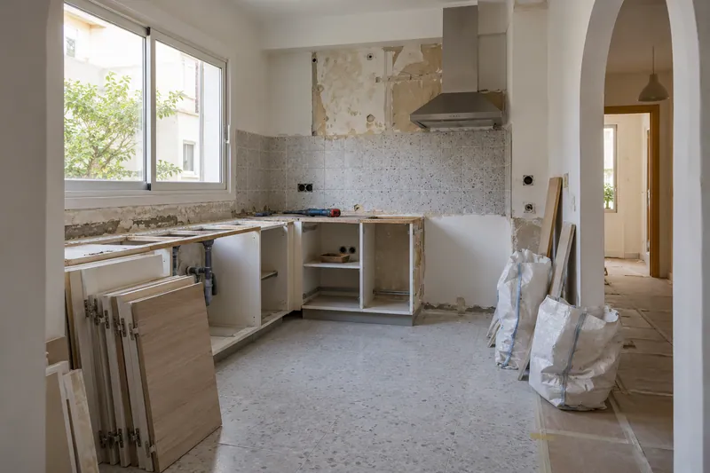 Visualización conceptual IA: Retirada de muebles y revestimientos al comienzo de una reforma de cocina.